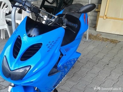 Yamaha Aerox R blauw